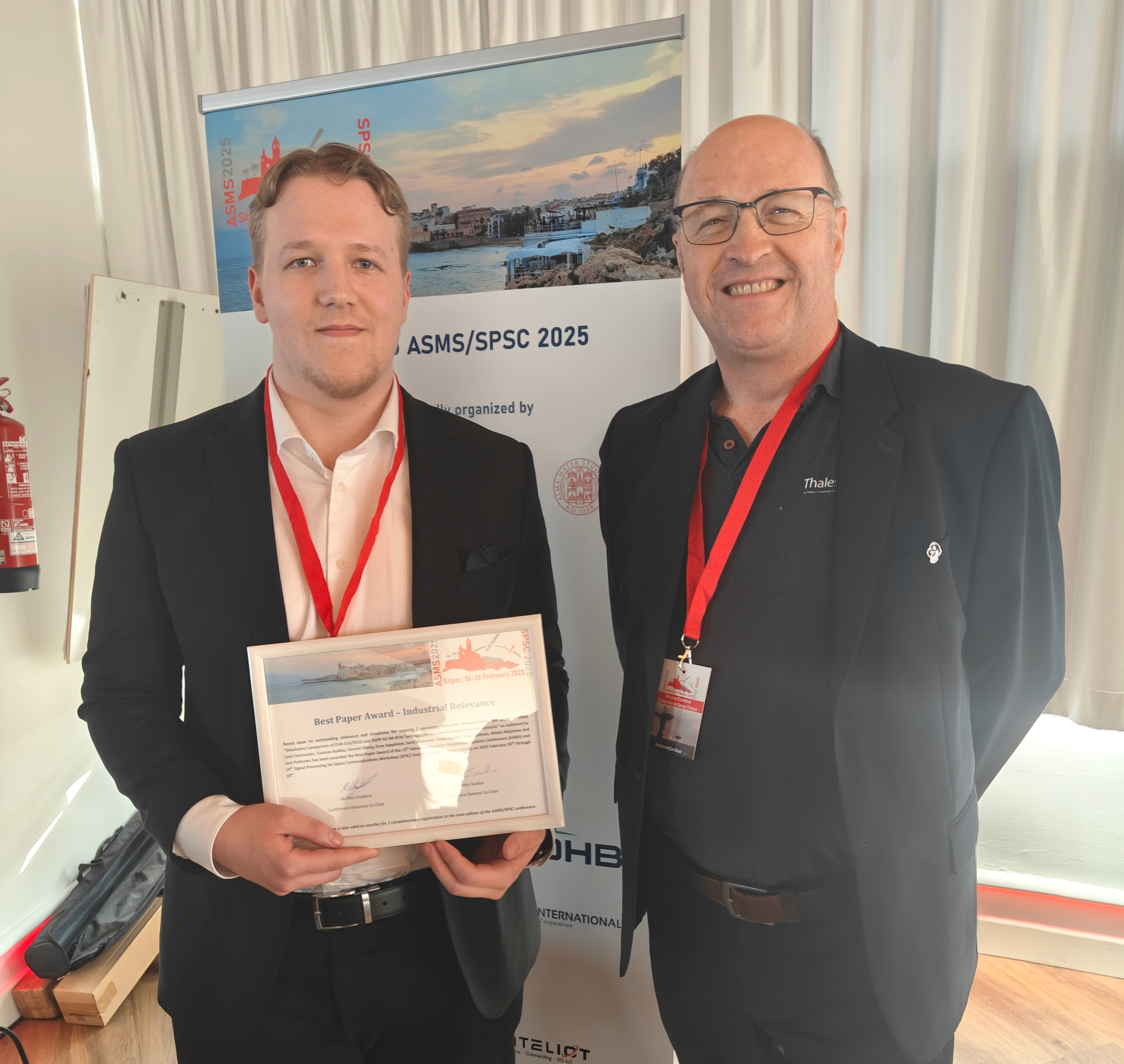 Tuomas Huikko holding Magister’s Best Paper Award in ASMS 2025 next to Nicholas Chuberre